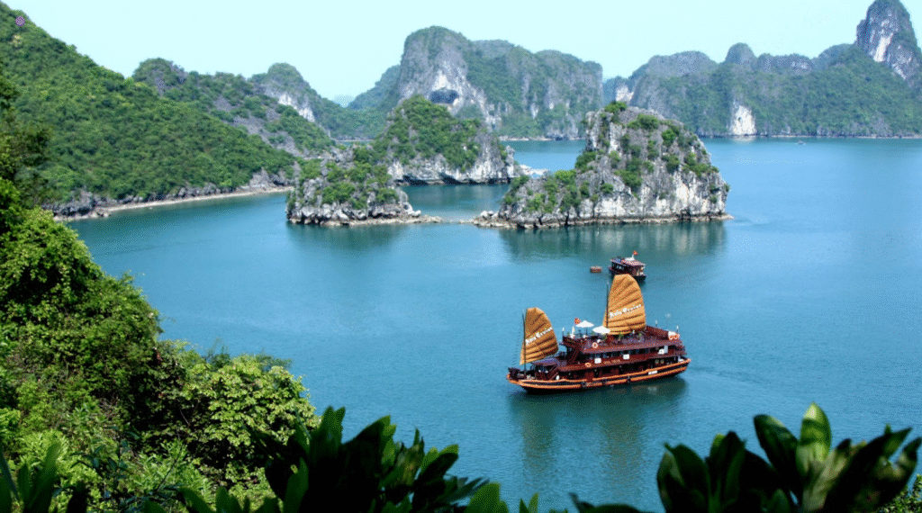 Hòn Đỉnh Hương-Halong bay-Vietnam-Foris Voyage